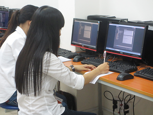 Sinh viên Cao đẳng thực hành FPT Polytechnic đã được giảng viên Thầy Phan Nhật Trung hướng dẫn sử dụng phần mềm Adobe Premiere Pro trong chỉnh sửa video. 