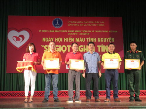 Đại diện Cao đẳng FPT Polytechnic Tây Nguyên nhận bằng khen về đơn vị có nhiều thành viên tham gia hiến máu.