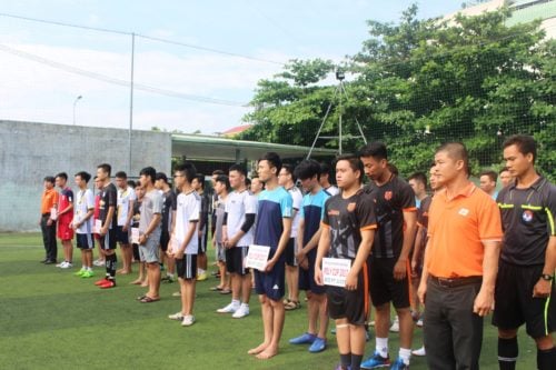 8 đại diện của Cao đẳng thực hành FPT Polytechnic Đà Nẵng tham dự lễ khai mạc giải bóng đá “Poly Student Cup 2017” sáng ngày 28/5/2017.