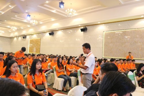 Ông Trần Lý Anh Tuấn hát tặng tân sinh viên Cao đẳng FPT Polytechnic