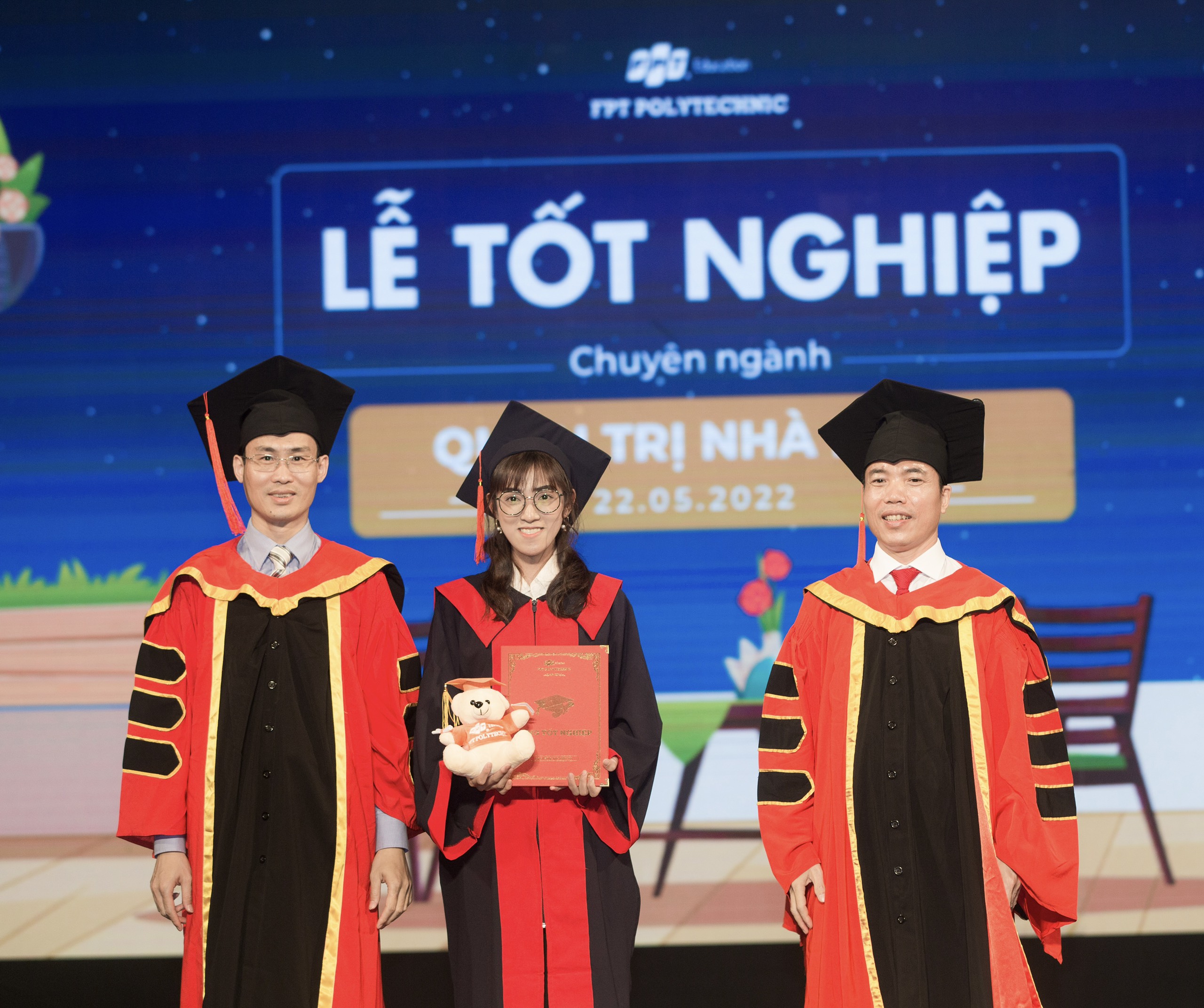 Sinh viên Nguyễn Tuyết Hồng tại buổi lễ tốt nghiệp